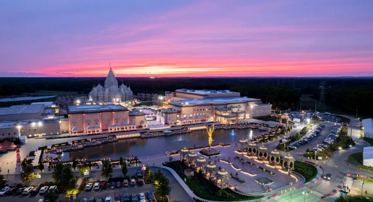 Hindu temple in America: दुनिया के दूसरे सबसे बड़े हिंदू मंदिर अक्षरधाम का अमेरिका में हुआ उद्घाटन