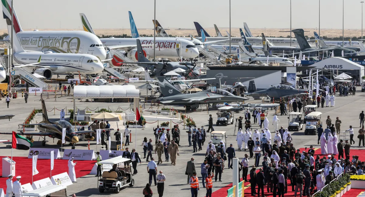 Dubai Air Show: भारतीय विमानों ध्रुव और एलसीए-तेजस ने शानदार हवाई प्रदर्शन किया