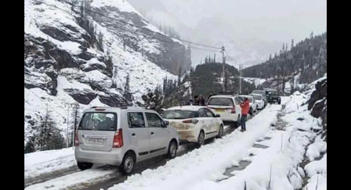 Snowfall in J&K: घाटी का मौसम हुआ सुहाना, ऊपरी हिस्‍सों में हुई बर्फ़बारी