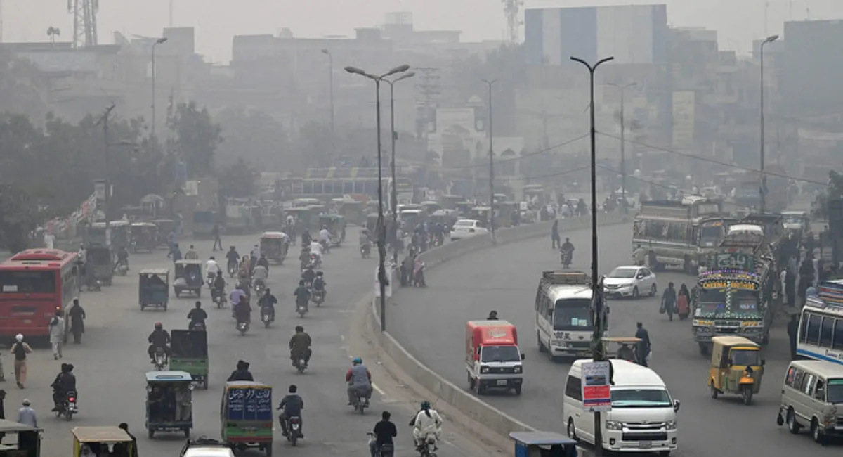 Smog ने पाकिस्तान को घेरा, घरों-दफ्तरों पर कोर्ट का पहरा