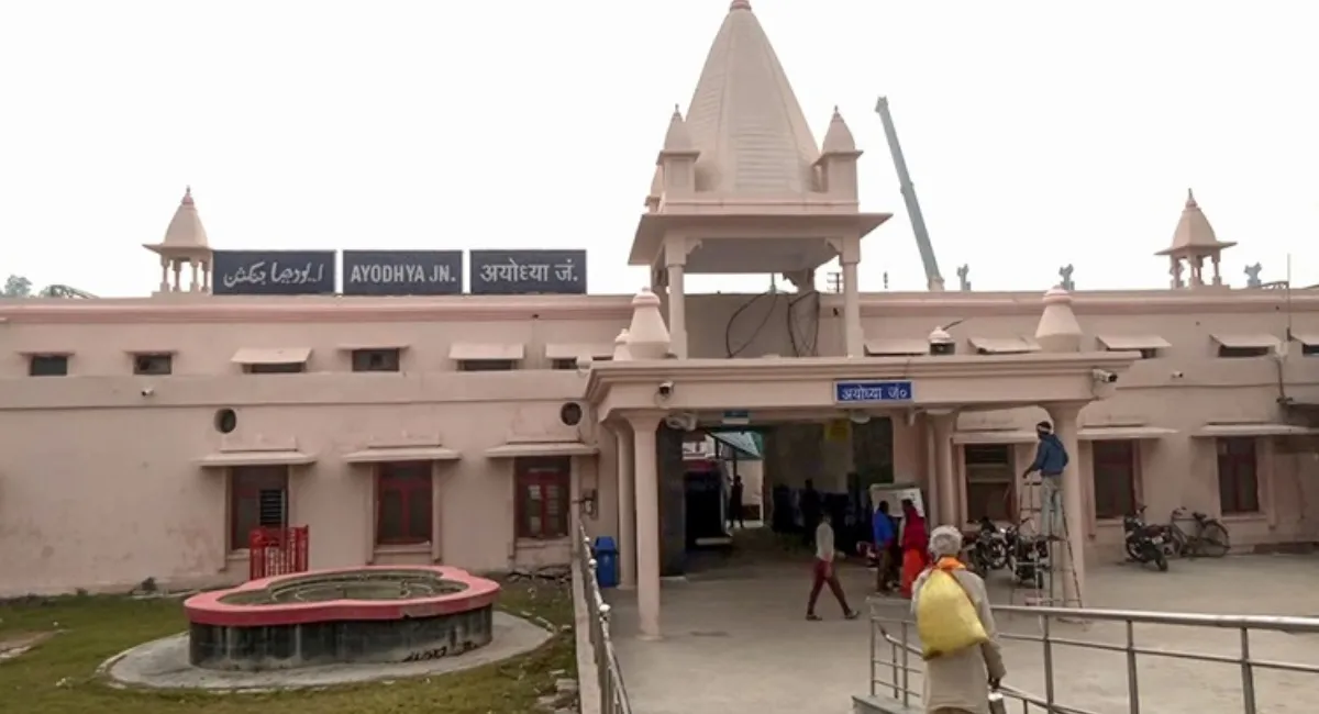 Ayodhya Railway Station: प्रधानमंत्री नरेंद्र मोदी ने अयोध्या धाम जंक्शन रेलवे स्टेशन का किया उद्घाटन