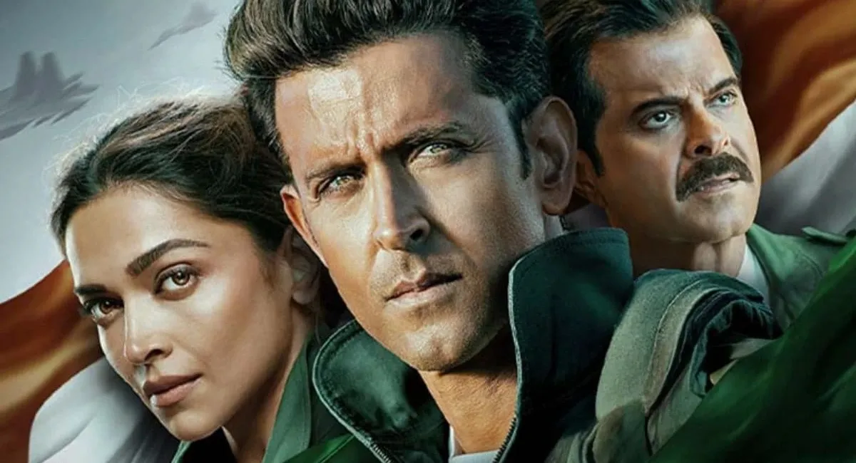 Fighter Review: सिनेमाघरों में तिरंगा लेकर पहुंची ऑडियंस, ‘जय हिंद’ के नारों के साथ लहराए झंडे