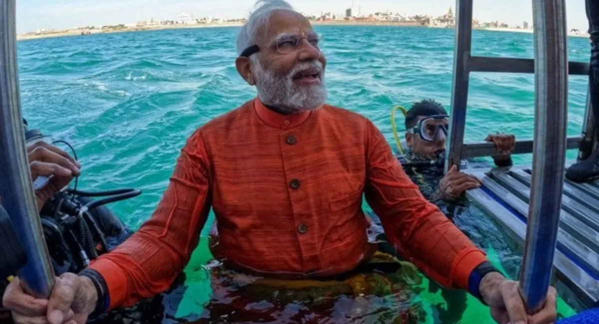 PM Modi ने समुद्र में डुबकी लगाकर की भगवान कृष्ण की पूजा, द्वारिका के दर्शन भी किए, फोटो वायरल