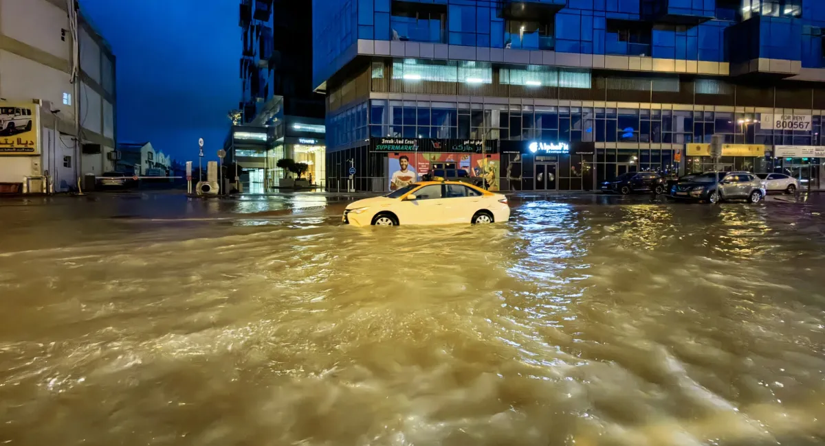 UAE Flood: यूएई में वर्षा के कारण बनी बाढ़ की स्थिति से जनजीवन अस्‍त-व्‍यस्‍त