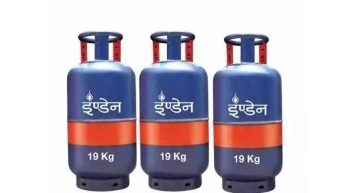 LPG Cylinder Price: दो महीने में कॉमर्शियल गैस सिलिंडर 50 रुपये हुआ सस्ता