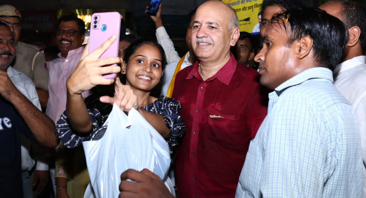 दिल्ली के पूर्व उपमुख्यमंत्री Manish Sisodia ने Karol Bagh में पदयात्रा कर जनता से किया सीधा संवाद